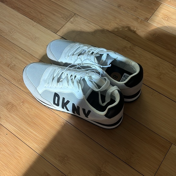 DKNY Sneakers Size 8 - Picture 3 of 4